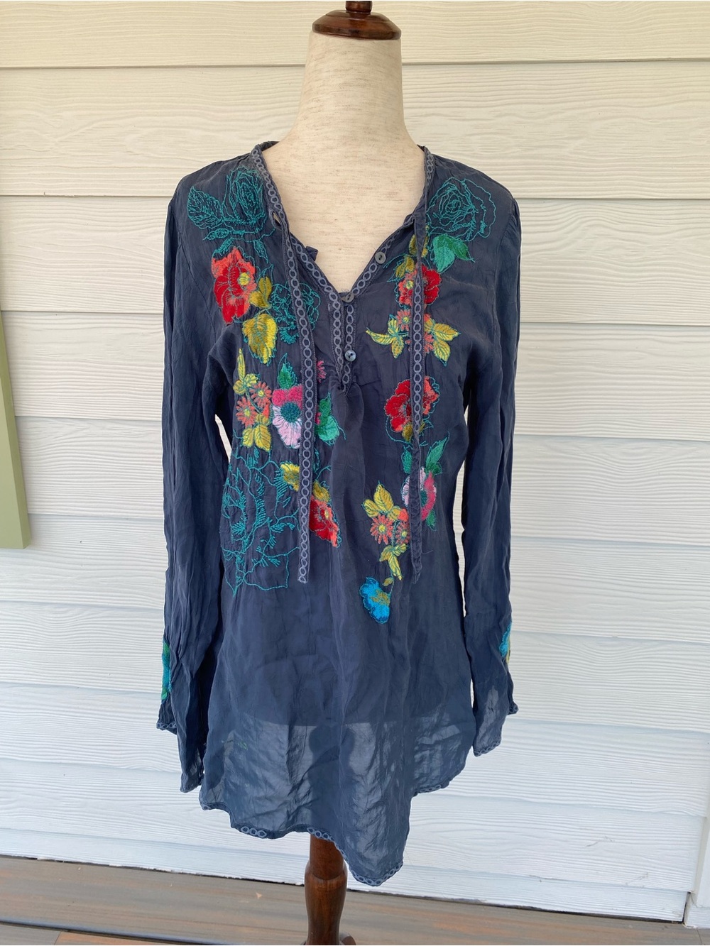 Johnny Was Navy Floral Embroidered V‑Neck Tunic Medium